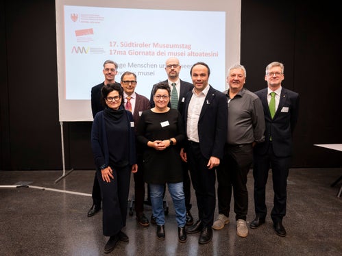 Der 17. Südtiroler Museumstag im Museion in Bozen. Im Foto in der ersten Reihe von links nach rechts: Monika Holzer-Kernbichler, Angelika Fleckinger, Landesrat Philipp Achammer. Hintere Reihe von links: Bart van der Heide, Franz Schöpf, Tommaso Galligani, Robert Gruber, Manuel Gatto. (Foto: LPA/Fabio Brucculeri)