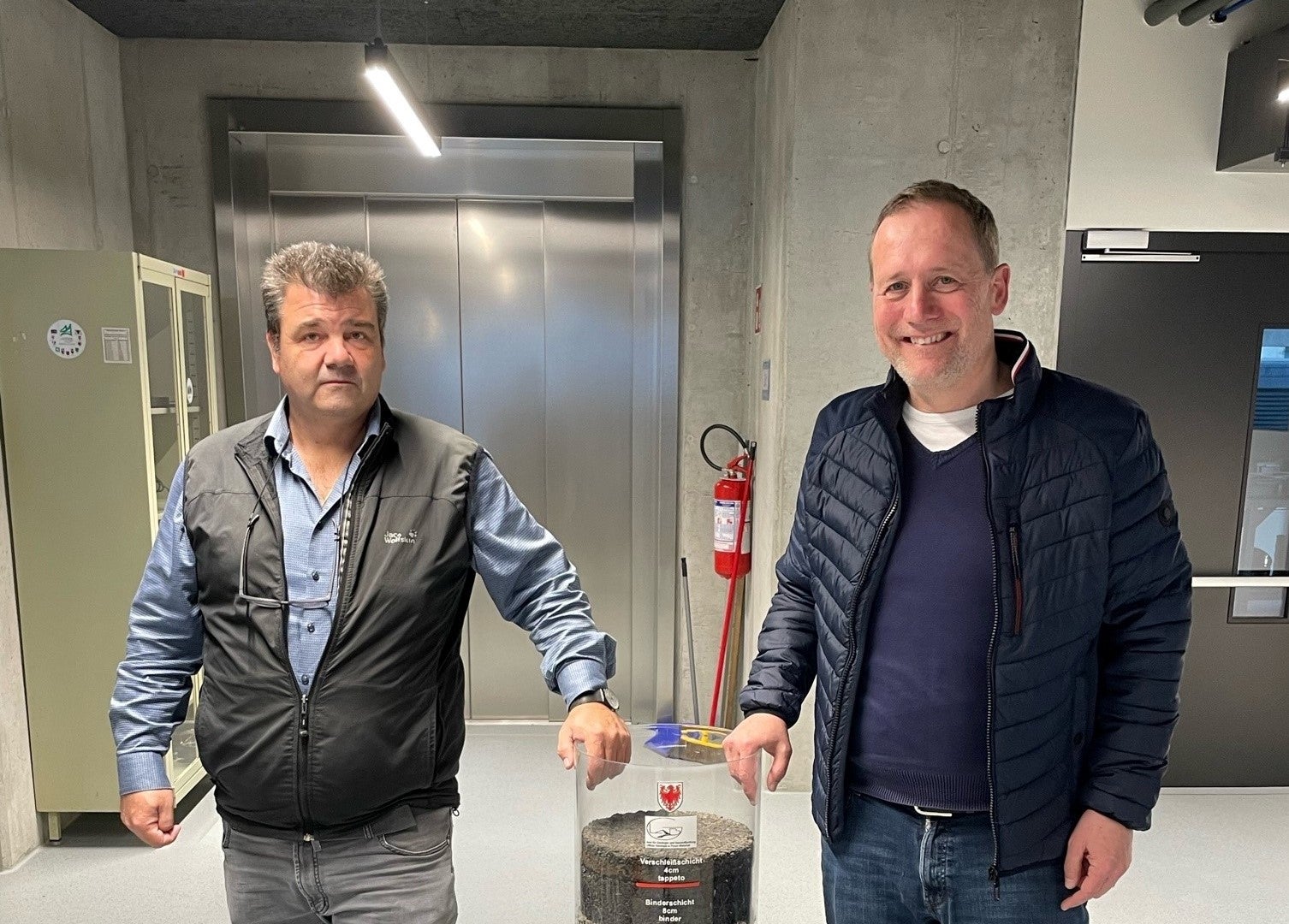 L'assessore all'Edilizia pubblica Massimo Bessone insieme al direttore dell'Ufficio geologia e prove materiali Volkmar Mair presso il Laboratorio di Geotecnica di Cardano. (Foto: ASP/Igor Cocca)