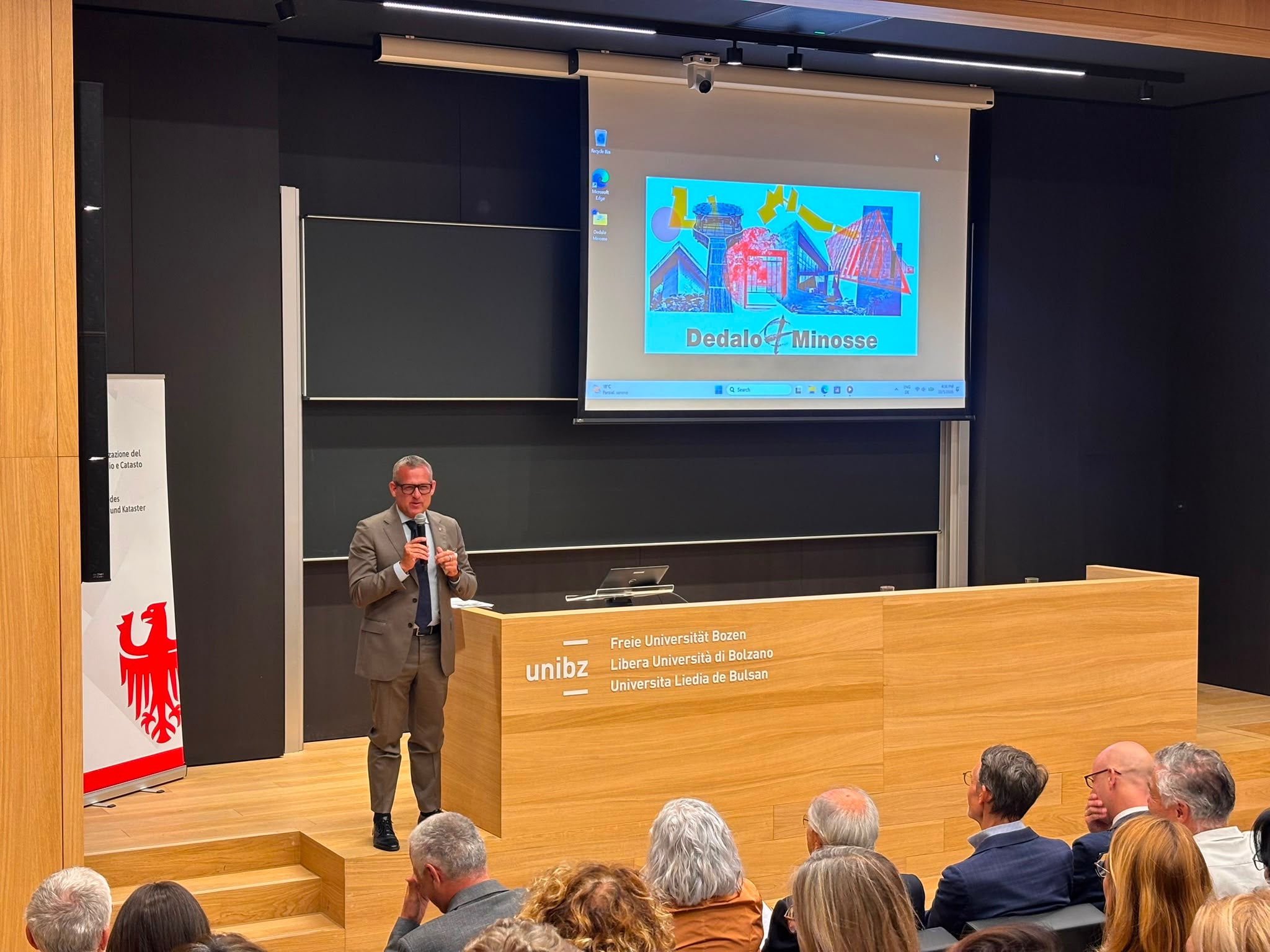 “L’inserimento tra i progetti selezionati di diverse realizzazioni di committenti pubblici e privati del nostro territorio, tra i quali anche la stessa Provincia autonoma di Bolzano, è un importante riconoscimento per i committenti e i professionisti dell’Alto Adige. Unire servizio pubblico, funzionalità e buona architettura è un must del nostro Dipartimento”, ha detto l'assessore provinciale Christian Bianchi nel suo saluto introduttivo. (Foto: USP/unibz)
