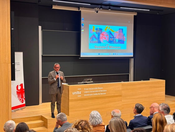 “L’inserimento tra i progetti selezionati di diverse realizzazioni di committenti pubblici e privati del nostro territorio, tra i quali anche la stessa Provincia autonoma di Bolzano, è un importante riconoscimento per i committenti e i professionisti dell’Alto Adige. Unire servizio pubblico, funzionalità e buona architettura è un must del nostro Dipartimento”, ha detto l'assessore provinciale Christian Bianchi nel suo saluto introduttivo. (Foto: USP/unibz)