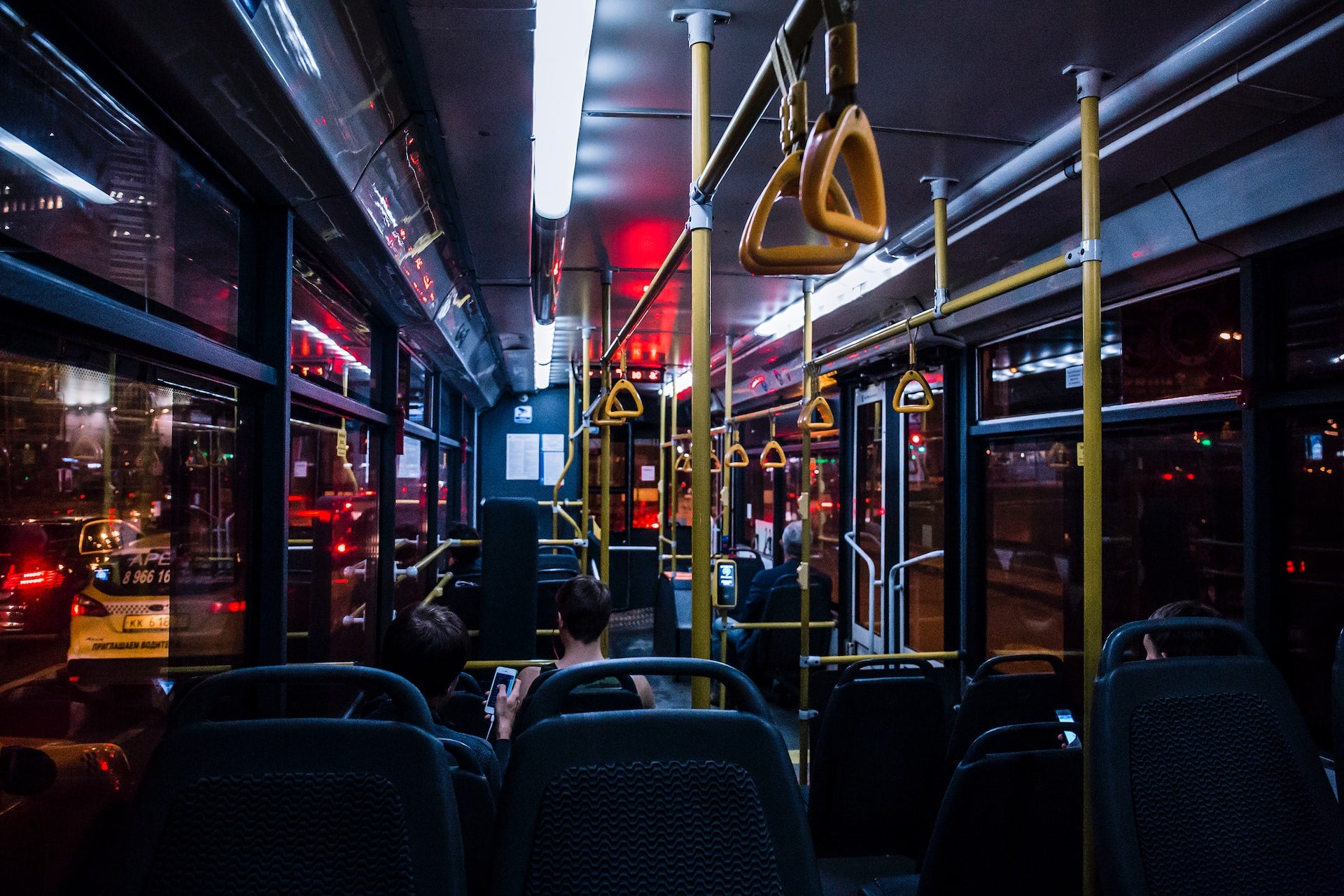 Gli orari delle navette Nightliner sono cambiati in molte località (Foto: Aleksandr Popov/Unsplash)
