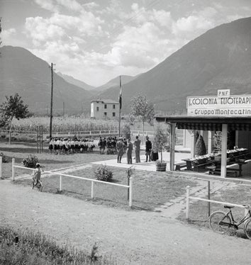 Das Montecatini-Werk entstand 1924 an der Mündung des Baches Sinich, der dem südlich von Meran gelegenen Dorf den Namen gibt, ein damals ländliches und sumpfiges Gebiet. (Foto: Sisto Sisti, Fotoarchiv des Südtiroler Landesarchivs)