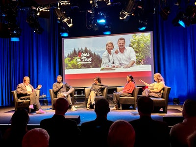 Hanno raccontato delle riprese di "2 in Tirol": (da sinistra) il regista Titus Hollweg, Sigi Fink, due delle protagoniste, Lena Schaur e Johanna Lutz, insieme alla moderatrice Daniela Schmiderer. (Foto: ORF/Christine Götz-Schramm)