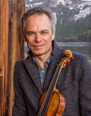 Il violinista Benjamin Schmid, nato a Vienna nel 1968, sarà il solista nel secondo concerto per violino di Niccolò Paganini in occasione del concerto dell'Orchestra Giovanile della provincia di Bolzano che si terrà sabato a Merano e domenica a Dobbiaco. (Foto: USP/Direzione provinciale Scuola musicale tedesca e ladina/Kumric)