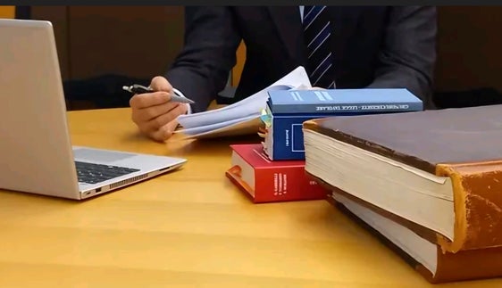 Der Befähigungslehrgang für angehende Grundbuchsführerinnen und Grundbuchsführer richtet sich an Absolventinnen und Absolventen eines rechtswissenschaftlichen Studiums, die in einem wichtigen Bereich im Sektor Immobilienrecht arbeiten möchten. (Foto: LPA/Abteilung Grundbuch, Grund- und Gebäudekataster)