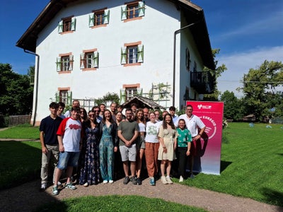 Gruppenfoto der Euregio-Akademie, Etappe 2: In Oberbozen am Ritten stand die Rolle von Minderheitenrechten für den gesellschaftlichen Zusammenhalt im Mittelpunkt. (Foto: Euregio) 