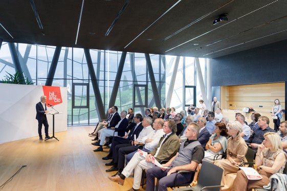 Zahlreiche Wegbegleiter und Wegbegleiterinnen, Mitarbeiterinnen und Mitarbeiter und Vertretende der Stakeholder waren bei der Bilanzpressekonferenz in der Kellerei Bozen anwesend und zollten Schuler Anerkennung für seinen Einsatz. (Foto: LPA/Tiberio Sorvillo)