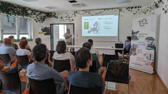 Zahlreiche Besucherinnen und Besucher nahmen am Info-Tag in der Vergärungsanlage Tisner Auen in Lana teil. (Foto: LPA/Vera Brunetti)