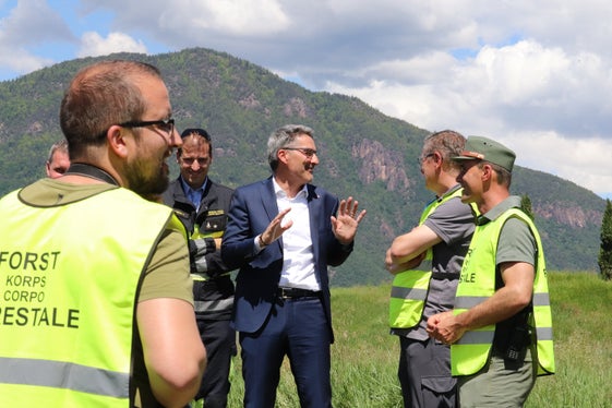 Landeshauptmann und Bevölkerungsschutzlandesrat Arno Kompatscher (im Zentrum) im Austausch mit Landesforstkorps und der Berufsfeuerwehr, die gemeinsam die Waldbrand-Übung organisiert haben. (Foto: LPA/Maja Clara)