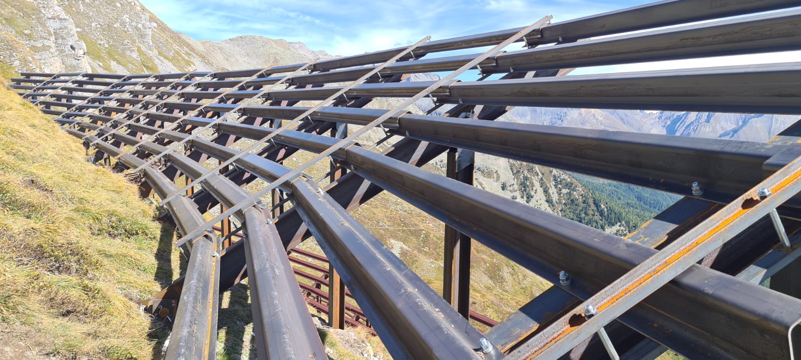 Il gruppo di lavoro, guidato dal caposquadra Otto Gruber, ha iniziato a giugno la costruzione di 180 metri lineari di ponti da neve in acciaio per alleggerire le file sovraccariche (Foto: Ufficio provinciale Sistemazione bacini montani Nord)