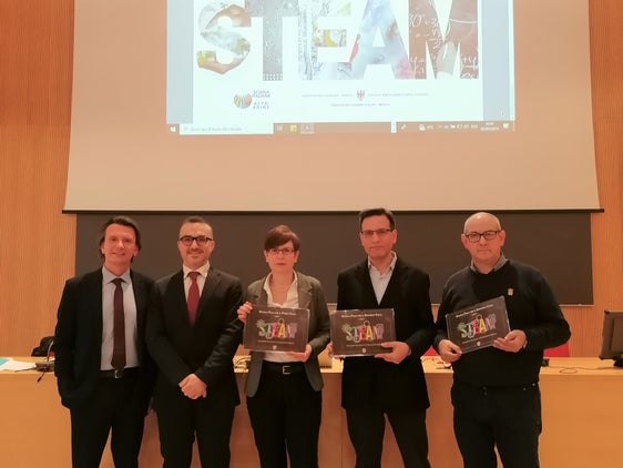 Tre nuove scuole polo per l'innovazione digitale. Nella foto (da sinistra) il Sovrintendente Gullotta, l’Ispettore Furciniti e i dirigenti Susanna Addario (IC Bolzano IV), Marco Fontana (ITE Battisti) e il Vicario del Galilei, Paolo Pasciuto. (Foto: ASP/Scuola italiana)