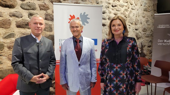 Il professor Max Siller (al centro) con il segretario generale dell'Euregio Cristoph von Ach (a sinistra) e la moderatrice dell'evento culturale Elisabeth De Felip (Foto: Euregio/Armin Gluderer)