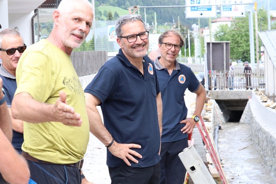 Besichtigung der Baustelle Künette im Bachler Bach in Innichen: (von links) Bauleiter Martin Moser, Bevölkerungsschutzlandesrat und Landeshauptmann Arno Kompatscher, Direktor der Agentur für Bevölkerungsschutz Klaus Unterweger. (Foto: LPA/Maja Clara)