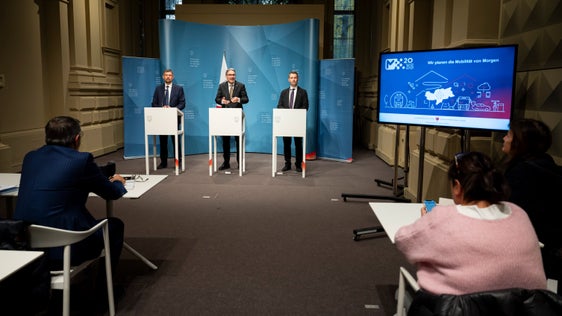 Für 250 Euro pro Jahr oder 39 Euro pro Monat können Fahrgäste ab Juni 2025 alle Dienste des öffentlichen Nahverkehrs nutzen. Das neue Festpreis-Abo haben Landesrat Daniel Alfreider, Landeshauptmann Arno Kompatscher und der Direktor des Ressorts für Mobilität Martin Vallazza (v.l.n.r.) vorgestellt. (Foto: LPA/Fabio Brucculeri)