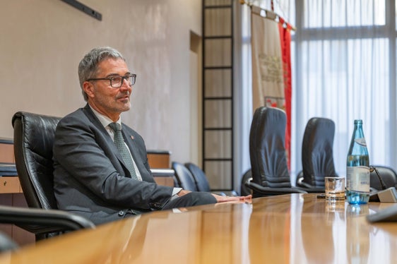 Die Südtiroler HochschülerInnenschaft leiste wichtige Netzwerkarbeit innerhalb der Studentinnen und Studenten und sei ein wichtiger Gesprächspartner für die Landesregierung, hob Landeshauptmann Kompatscher beim Treffen mit dem sh-Vorstand hervor. (Foto: LPA/Greta Stuefer)