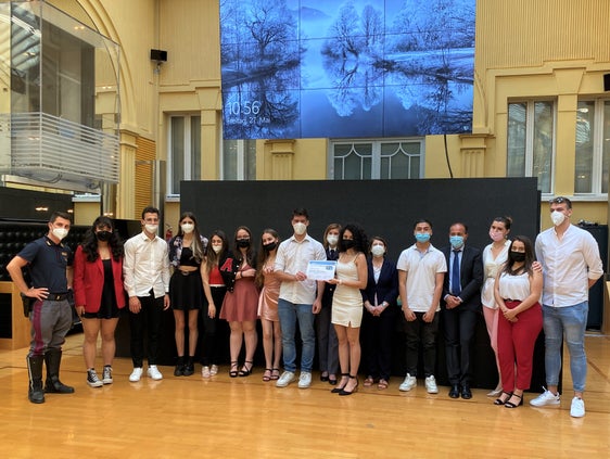 Foto di gruppo per gli studenti del "Cesare Ritz" di Merano insieme all'assessore Vettorato (nella foto, il 4 da dx) al termine dell'edizione 2021 del progetto "ABC Autostrada del Brennero". (Foto: ASP) 