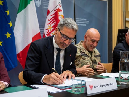 Il presidente della Provincia, Arno Kompatscher, firma uno degli accordi siglati dalla Provincia con Agenzia del Demanio, Ministero dell'Interno e Ministero della Difesa. A destra il capo di Stato Maggiore dell'Esercito, generale Carmine Masiello (Foto: USP/Fabio Brucculeri)