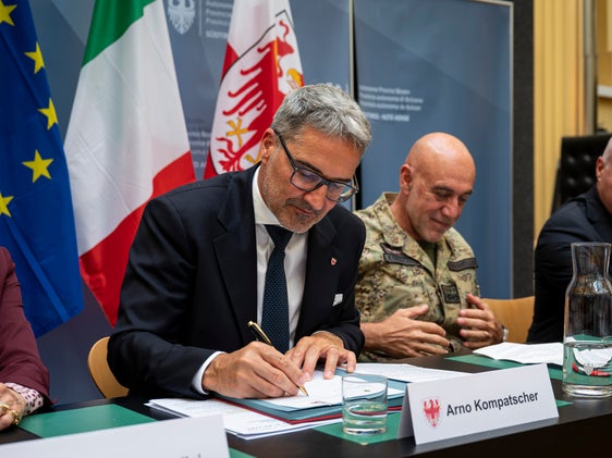 Il presidente della Provincia, Arno Kompatscher, firma uno degli accordi siglati dalla Provincia con Agenzia del Demanio, Ministero dell'Interno e Ministero della Difesa. A destra il capo di Stato Maggiore dell'Esercito, generale Carmine Masiello (Foto: USP/Fabio Brucculeri)