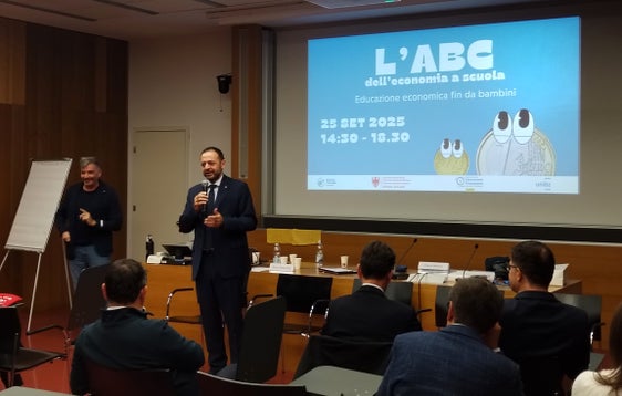 Docenti, istituzioni e rappresentanti del mondo bancario si sono confrontati nei giorni scorsi su come avvicinare le nuove generazioni ai temi dell’economia, del risparmio e della gestione consapevole delle risorse. Per il vicepresidente Galateo, l'economia è soprattutto partecipazione civica, imparare a gestire le risorse comuni e fare scelte etiche. (Foto: USP)