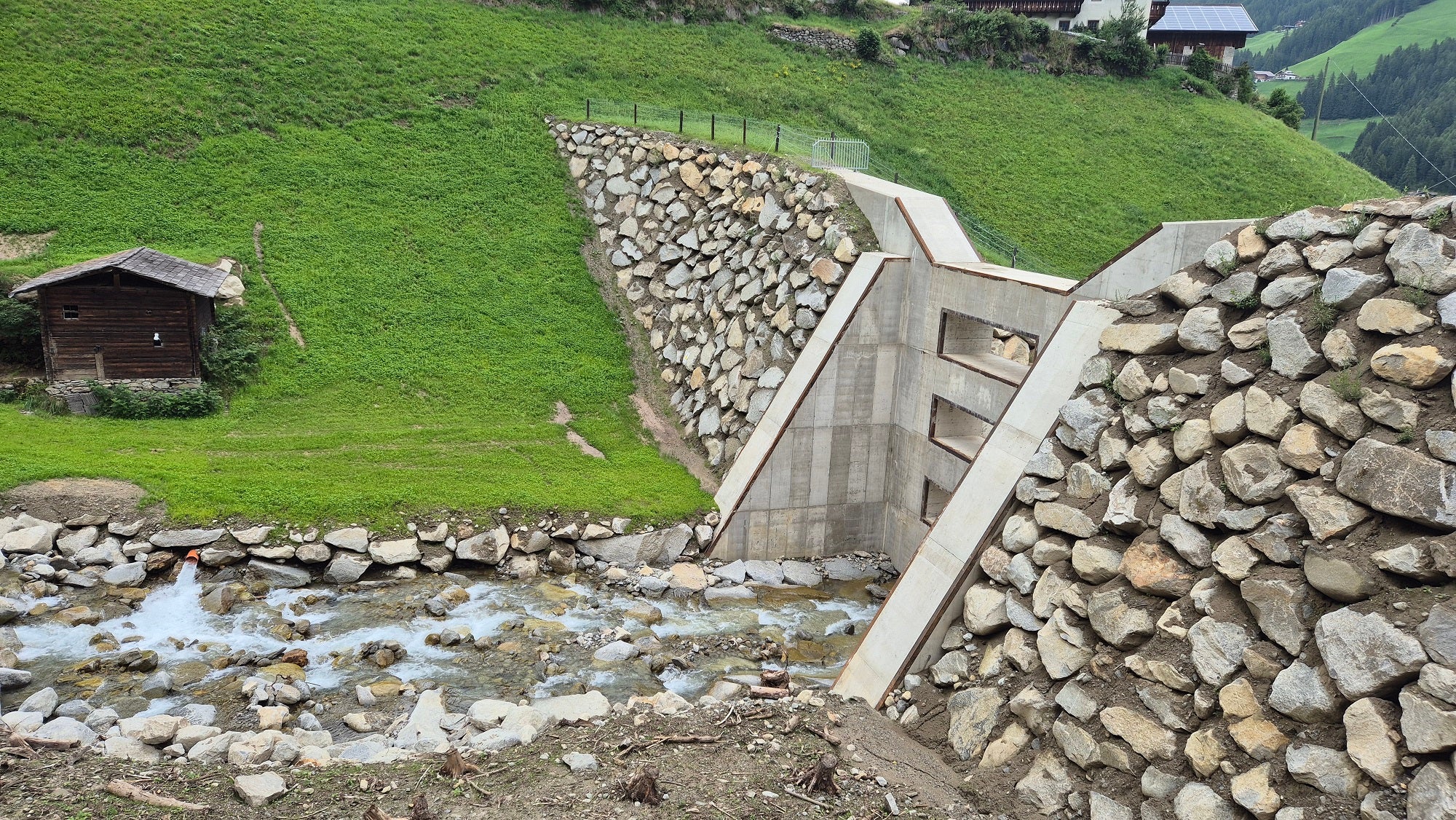 Das Landesamt für Wildbach- und Lawinenverbauung Ost hat am Keilbach eine etwa 12 Meter hohe Fenstersperre mit 4 Austrittsöffnungen errichtet. Die ursprüngliche kleinere Filtersperre an dieser Position musste abgebrochen werden, um ein ausreichendes Volumen des Rückhalteraumes gewährleisten zu können. (Foto: LPA/Landesamt für Wildbach- und Lawinenverbauung Ost in der Agentur für Bevölkerungsschutz)