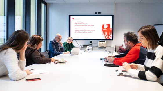 Bei allen Maßnahmen gehe es um faire Entlohnung und darum, die Landesverwaltung als Arbeitgeber attraktiver zu machen sagte Personallandesrätin Magdalena Amhof (vierte von links). Dazu beitragen sollen laut Ressortchef Günther Burger (dritter von links) neue Benefits wie das kostenlose Abo Südtirolmobil Fix365, mehr Flexibilität und erleichterte Nebentätigkeiten. (Foto: LPA/Fabio Brucculeri)