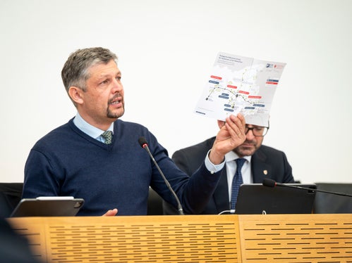 Un ulteriore ambito strategico riguarda la mobilità ciclistica. “Perché per noi la mobilità attiva è importante e per questo servono buone piste ciclabili”, sottolinea l’assessore provinciale Alfreider. “In linea con il nostro Piano della mobilità ciclistica investiamo in modo mirato nello sviluppo e nel miglioramento dell’infrastruttura ciclabile”, aggiunge. (Foto: USP/Fabio Brucculeri)