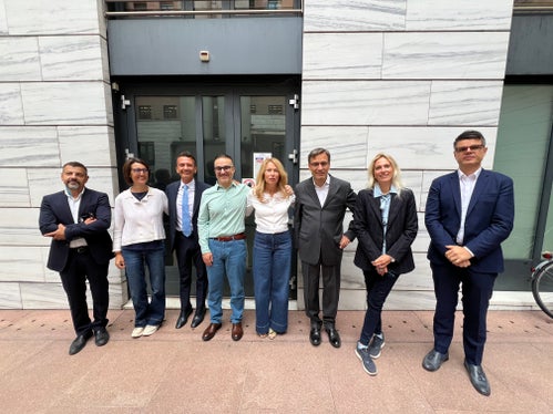 Nella foto gli ispettori scolastici con il sovrintendente scolastico Vincenzo Gullotta. In ordine (da sinistra a destra): Silvano Trolese, Patrizia Corrà, il sovrintendente Vincenzo Gullotta, Fabio Furciniti, Verena Mitterer, Marco Fontana, Chiara Nocentini, Christian Rispoli. (Foto: USP)
