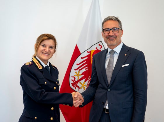 Il presidente della Provincia ha ricevuto a Palazzo Widmann la visita inaugurale della dirigente reggente del Compartimento Polizia Stradale di Bolzano, Anna Lisa Mongiorgi. (Foto: USP/Fabio Brucculeri)