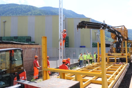 Oberleitungsmasten müssen errichtet werden, um die Elektrifizierung der Vinschger Bahn umsetzen zu können. (Foto: LPA/Abteilung Mobilität)