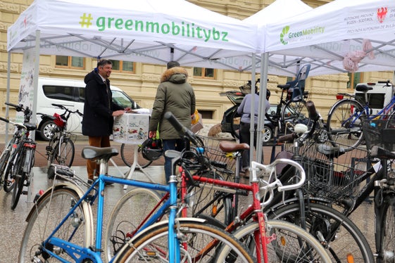Piccole riparazioni alle biciclette presso l'officina mobile di piazza Silvius Magnago (Foto: ASP/Ingo Dejaco)