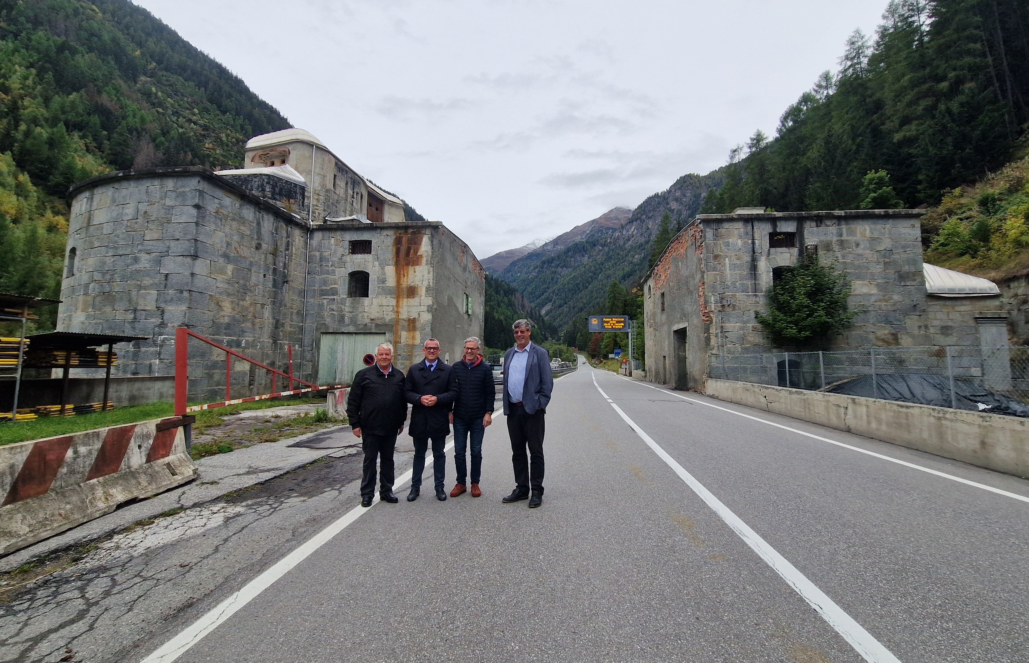 Die Landesregierung hat am 24. Juni beschlossen, die Sanierungsarbeiten an der Festung Gomagoi direkt zu übernehmen. Landesrat Christian Bianchi (im Foto zweiter von links bei einem früheren Lokalaugenschein) bezeichnete die Neugestaltung als ambitioniertes Projekt zur Aufwertung und Wiederbelebung des Kulturerbes. (Foto: LPA/Ressort für öffentliche Bauten, Valorisierung des Vermögens, Grundbuch und Kataster) 