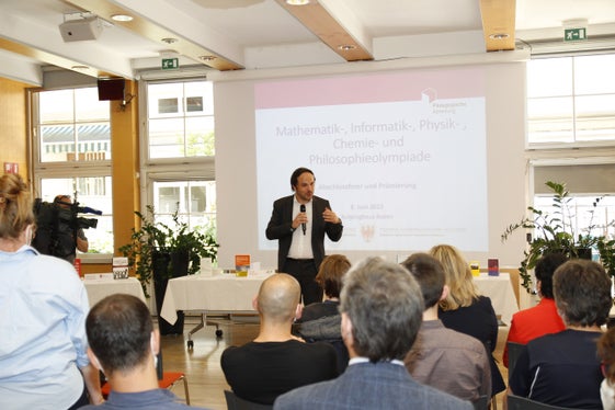 Anerkennung für Begabung, Talent, Durchsetzungsvermögen, Nervenstärke, Vorbereitung und Ausdauer: Landesrat Achammer bei der heutigen Feierstunde im Bozner Kolpinghaus (Foto: LPA/Deutsche Bildungsdirektion/Verena Hilber)