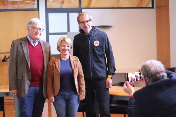Nach dem Vortrag zur Geschichte der Etsch im Rathaussaal von Neumarkt (von links): Referent Kurt Werth, Bürgermeisterin Karin Jost und der Direktor der Agentur für Bevölkerungsschutz Klaus Unterweger. (Foto: LPA/Maja Clara)