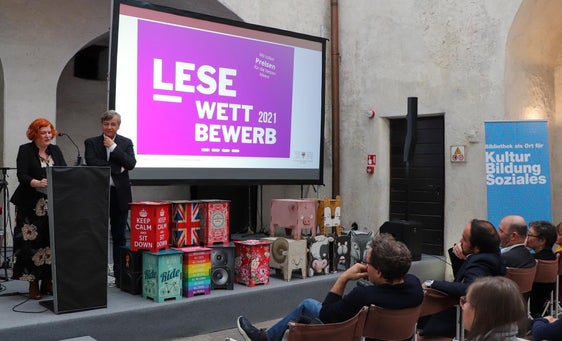 Im Rahmen des Bibliotheksforums 2022 wurde der Südtiroler Ideenwettbewerb zur Leseförderung mit der Vorstellung und Prämierung der Siegerprojekte abgeschlossen. Am Rednerpult: Sigrid Klotz und Markus Fritz vom Amt für Bibliotheken und Lesen (Foto: LPA/Amt für Bibliotheken und Lesen)