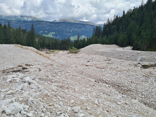 Auch im Untertalbach in der Gemeinde Innichen (im Bild) ist die Wildbachverbauung damit befasst, das angeschwemmte Material zu beseitigen. (Foto: LPA/Landesamt für Wildbach- und Lawinenverbauung Ost)