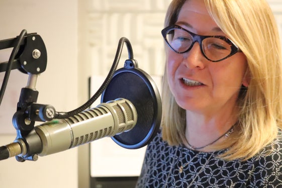 Aus der Landesverkehrsmeldezentrale begrüßt Sie Karin Unterhofer: Die Mitarbeiterinnen und der Mitarbeiter der Verkehrsmeldezentrale verfassen und verlesen mehrmals täglich den Verkehrsbericht und schicken ihn an die Radiostationen. (Foto: LPA/Maja Clara)