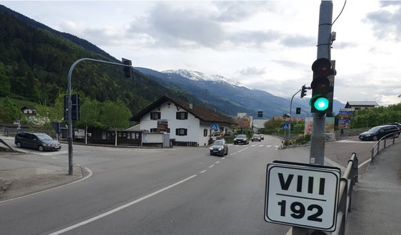 In Partschins soll der Kreuzungsbereich der SS 38 neu gestaltet werden (Foto: LPA/Amt für Straßenbau West)