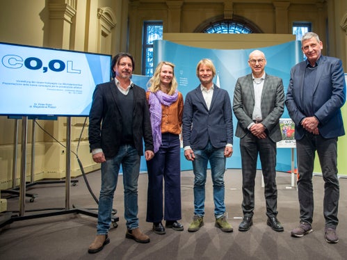 Lavoro di squadra: l'Amministrazione provinciale, l'Azienda sanitaria e il Forum Prevenzione sono impegnati insieme nella campagna di prevenzione dell'alcol dal 2006. Nella foto da sinistra: Martin Frontaler, Magdalena Platzer, Peter Koler, Günther Burger e Josef Widmann (Foto: ASP/Fabio Brucculeri)