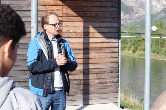 Cosa è successo a Salorno il 19 luglio del 1981? Lo ha spiegato ai ragazzi Rudi Nadalet in occasione della Giornata della Protezione civile tenutasi con i ragazzi delle scuole medie di Salorno. (Foto: USP/Maja Clara)