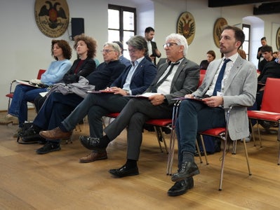 Unter anderem nahmen aus dem Trentino (von rechts) Landesrat Simone Marchiori, Landtagspräsident Claudio Soini, der Landtagsabgeordnete Andrea de Bertolini, der Senator a.D. Giorgio Postal, Euregio-Vertreterin Elisa Bertò und die Landtagsabgeordnete Vanessa Masé teil.&nbsp;(Foto: Euregio/Armin Gluderer)