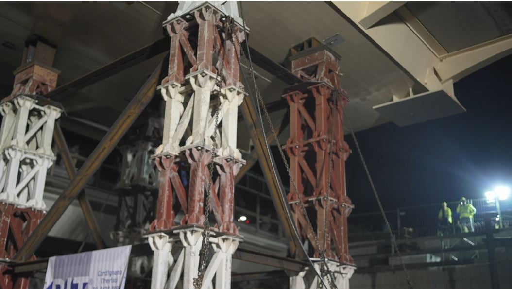 Ad Egna la Provincia e la A22 hanno realizzato due nuovi ponti sull'Adige e sull'autostrada. La notte scorsa è stato montato il ponte sull'autostrada, lungo 46 metri (Foto: ASP)