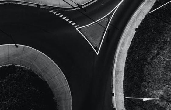 Die Landesregierung hat die technischen Eigenschaften für einen Kreisverkehr am Kreuzungspunkt der Gadertaler Staatsstraße und der Landesstraße nach Pikolein genehmigt. (Foto: Pexels)