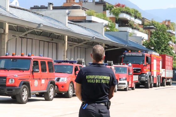 Konvoi mit dem Kommandofahrzeug an der Spitze, zwei Geländefahrzeugen, einem kleinen Löschfahrzeug und dem großen Tanklöschwagen mit 11.000 Liter Kapazität mit Container. (Foto: LPA/Maja Clara)