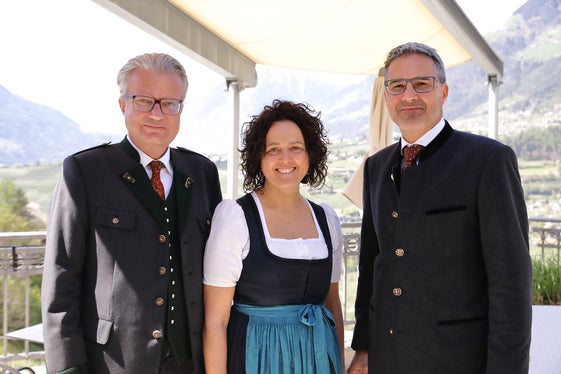 Zusammenkommen anlässlich der Erzherzog-Johann-Gedenkfeier in Schenna: (v.r.) LH Arno Kompatscher, LH Christopher Drexler und die Bürgermeisterin von Schenna, Annelies Pichler (Foto: Land Steiermark)