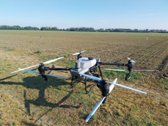 Noch dürfen sie in Südtirol nicht starten: Drohnen, die Pflanzenschutzmittel ausbringen. Da die Regeln für den Einsatz von Drohnen für Pflanzenschutzbehandlungen erst festgelegt werden müssen, bleibt dieser Einsatz bis auf Weiteres verboten. Der Landespflanzenschutzdienst wird umgehend über die weiteren Entwicklungen informieren. (Foto: LPA/Landesamt für Obst- und Weinbau und Landespflanzenschutzdienst)