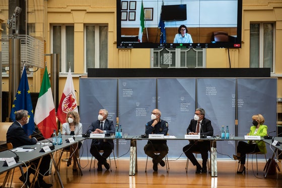 Discutendo della situazione dei profughi ucraini in Italia (da sinistra): questore Pallini, il viceprefetto Toth, il commissario di governo Cusumano, il capo della Protezione civile Curcio, il presidente Kompatscher, l'assessora Deeg e in video il prefetto Ferrandino. (Foto: ASP/Ivo Corrà)