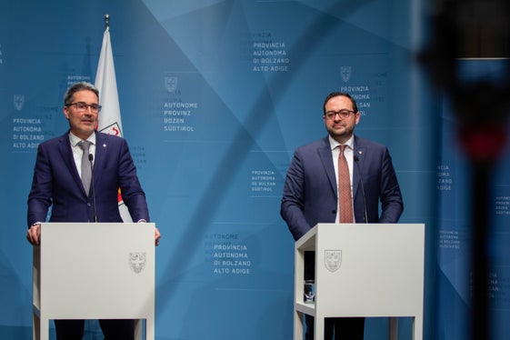 Il presidente Arno Kompatscher e il vicepresidente Marco Galateo hanno illustrato in conferenza stampa le prime delibere di Giunta (Foto: ASP/Greta Stuefer)