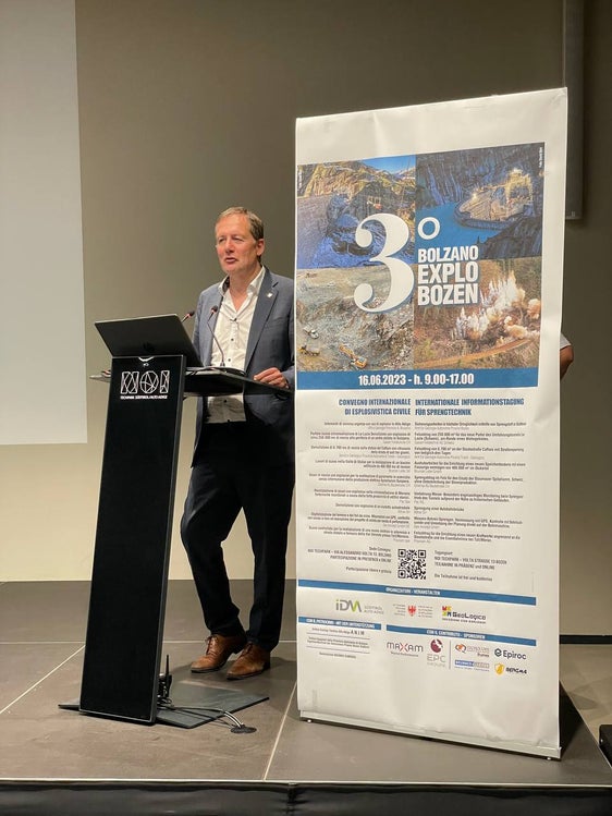 L'assessore provinciale all'Edilizia e Patrimonio Massimo Bessone ha portato i saluti della Giunta provinciale alla terza edizione del convegno internazionale "Bolzano Explo Bozen" (Foto: ASP)