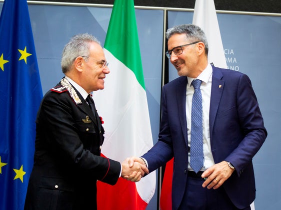 Handschlag nach der Unterschrift unter ein institutionell wichtiges Abkommen: Armeekorpsgeneral Andrea Rispoli und Landeshauptmann Arno Kompatscher haben die Zusammenarbeit zwischen Landesforstkorps und der Carabinieri-Sonderheinheit CUFAA besiegelt und damit aufgewertet. (Foto: LPA/Fabio Brucculeri)
