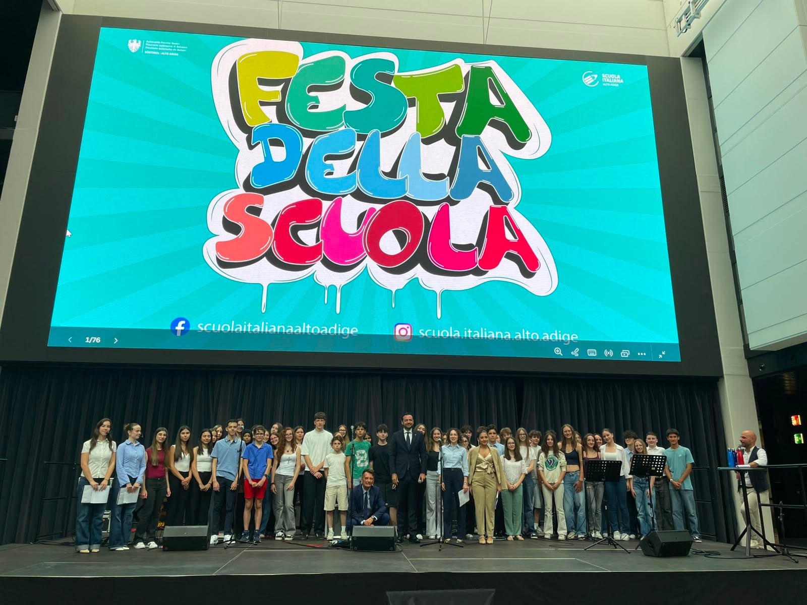 Il vicepresidente e assessore all'Istruzione Marco Galateo (nella foto al centro) posa insieme alle ragazze e ai ragazzi durante la tradizionale Festa della Scuola italiana alla Fiera di Bolzano (Foto: USP/Valentina Failo)